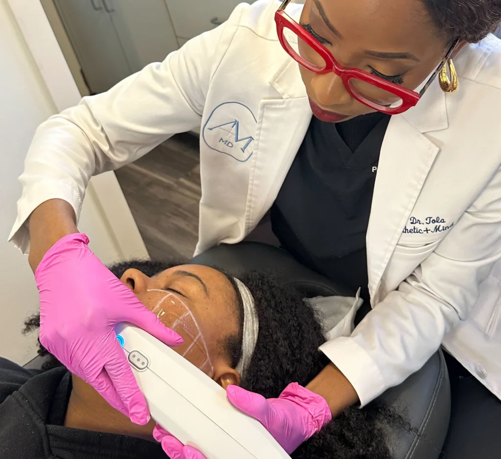Provider performing a noninvasive skincare treatment
